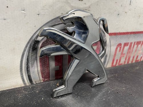 Эмблема (значок) переднего бампера.