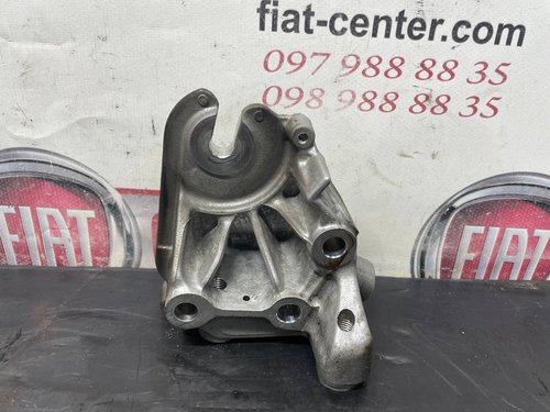 Кронштейн кріплення двигуна правий 2.0 HDi