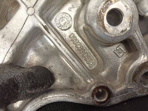 Кронштейн підвісного підшипника правої піввісі 2.0 HDI