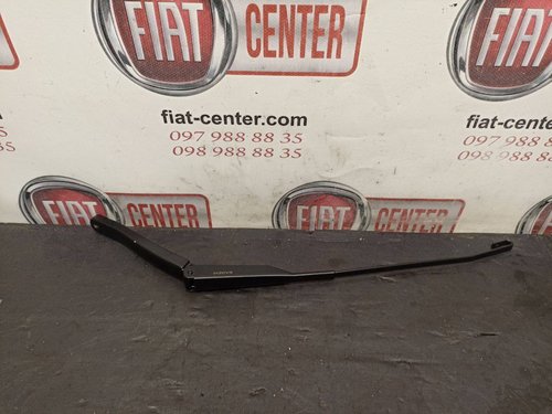 Двірник (щіткотримач) правий