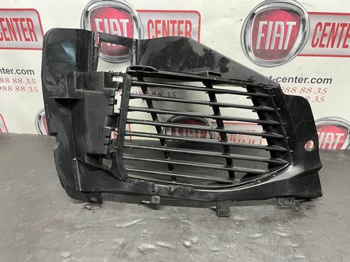 Решетка переднего бампера (правая)