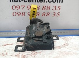 Замок капота.