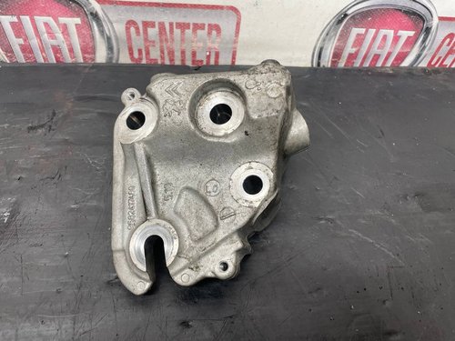 Кронштейн кріплення двигуна правий 2.0 HDi