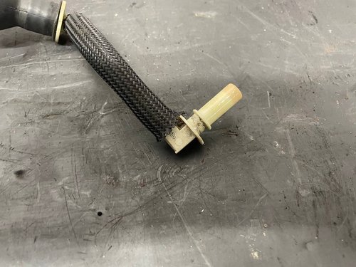 Топливная трубка с грушей подкачки топлива