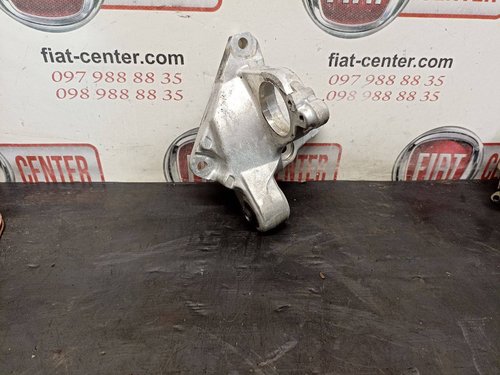 Кронштейн підвісного підшипника правої піввісі 2.0 HDI