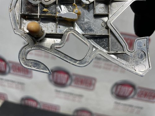 Эмблема (значок) переднего бампера.