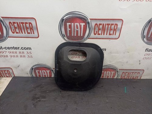 Кришка паливного баку (доступ до паливного насоса)