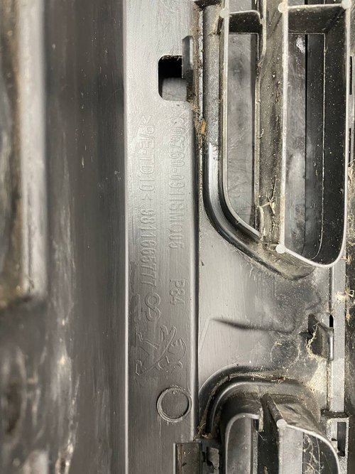 Решітка переднього бампера