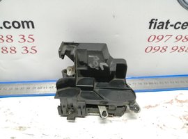 Замок бокової лівої двері механічний.