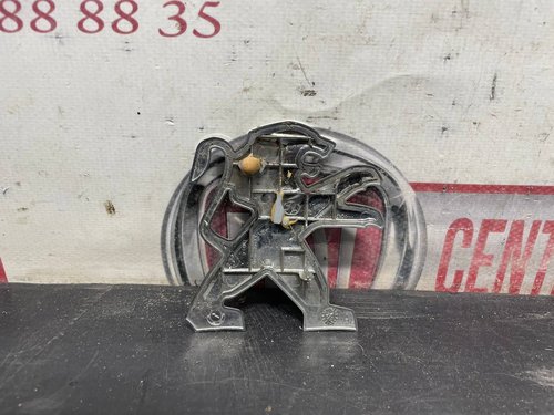 Эмблема (значок) переднего бампера.